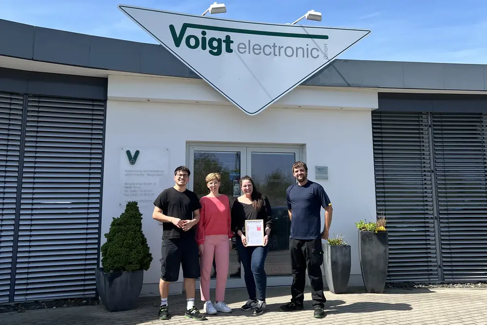 Voigt electronic GmbH (von links nach rechts): Mohammad Isa Sakhizada (Auszubildender), Sabine Voigt (Geschäftsführerin), Eva-Maria Wenzel (Prokuristin) und Tim Herold (Mitarbeiter)
